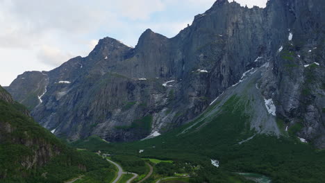 Hito-Icónico-De-Trollveggen,-Muro-De-Trolls