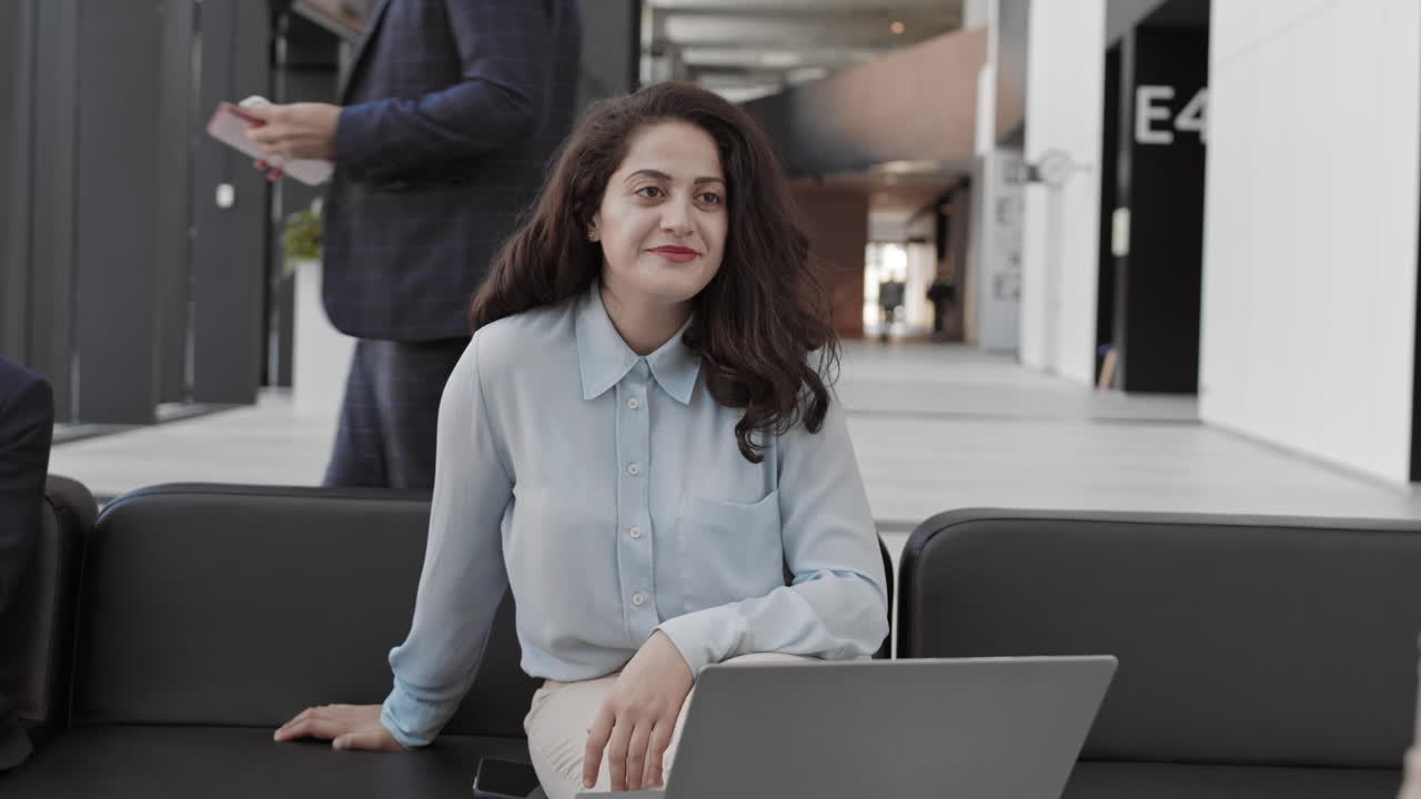 joven mujer de negocios atractiva en una reunión de negocios