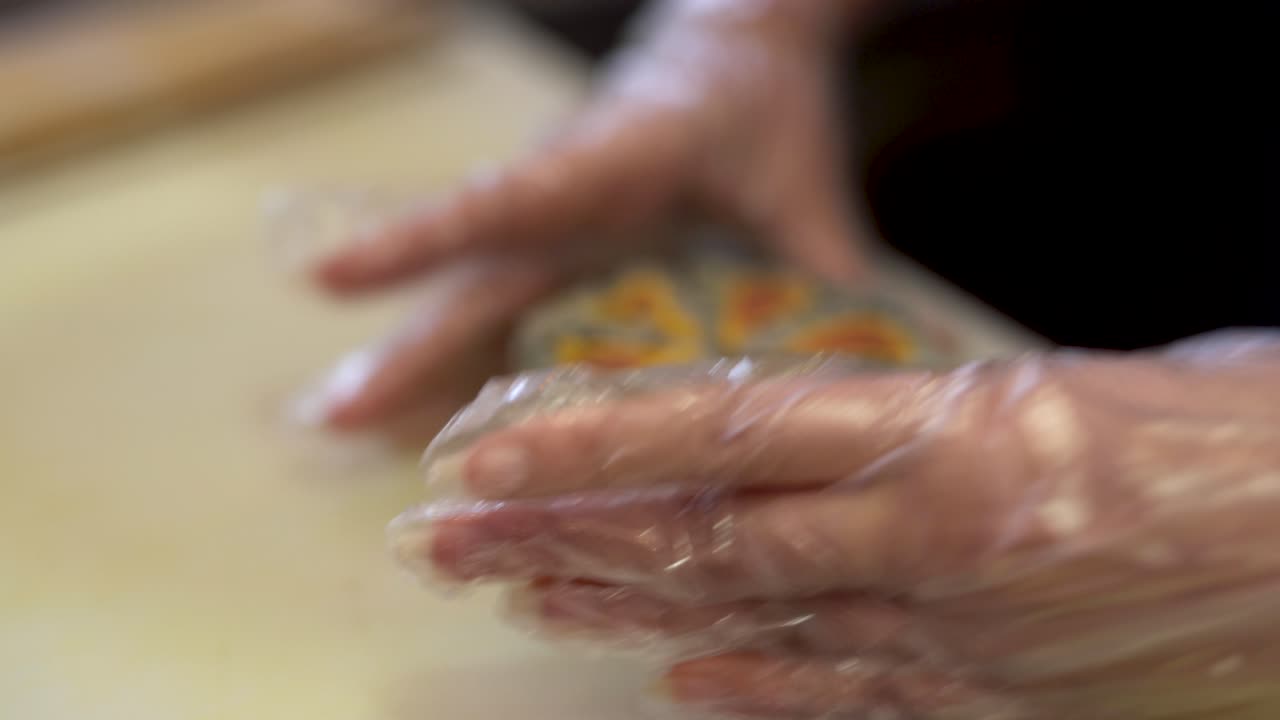 삼각형 모양의 스시 롤이 잘리고 모든 조각이 아름답게 함께 배치됩니다.