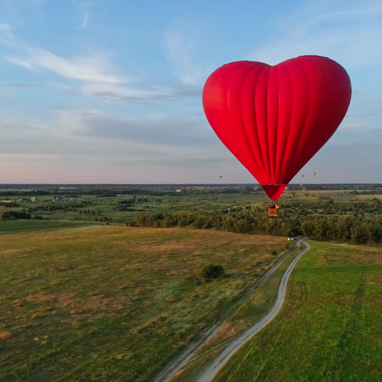 Czerwony balon na niebie