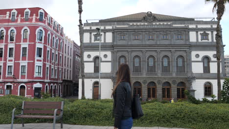 Mujer-Camina-Admirando-El-Teatro-Benito-Perez-Galdos-En-Las-Palmas-De-Gran-Canaria-Y-En-Un-Día-Soleado