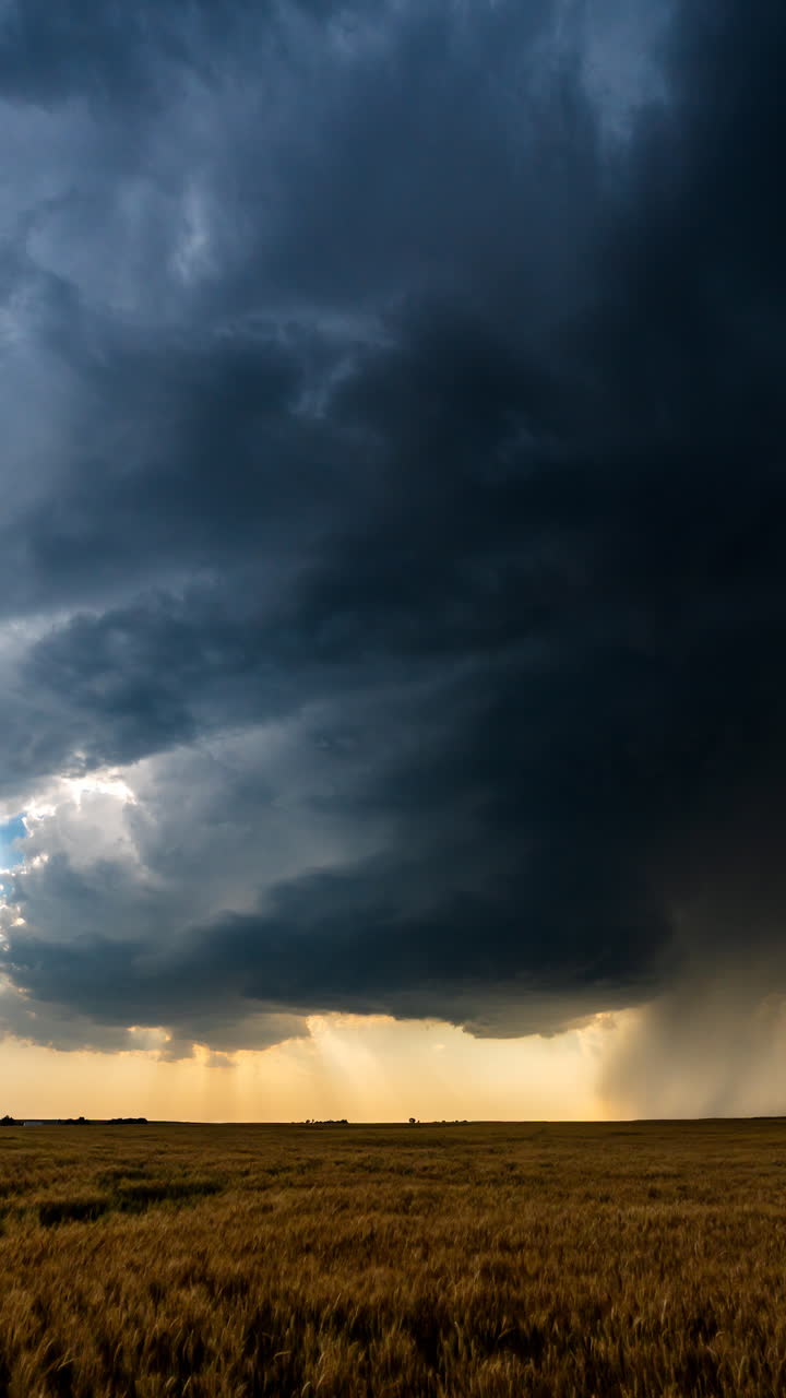 Mørke cumulonimbus-skyer rejser sig i kraftige ekstreme vejrforhold