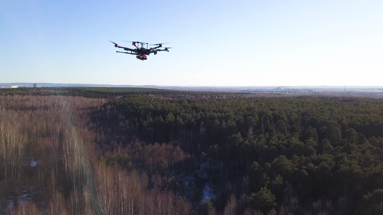avión no tripulado volando sobre el bosque y el paisaje urbano