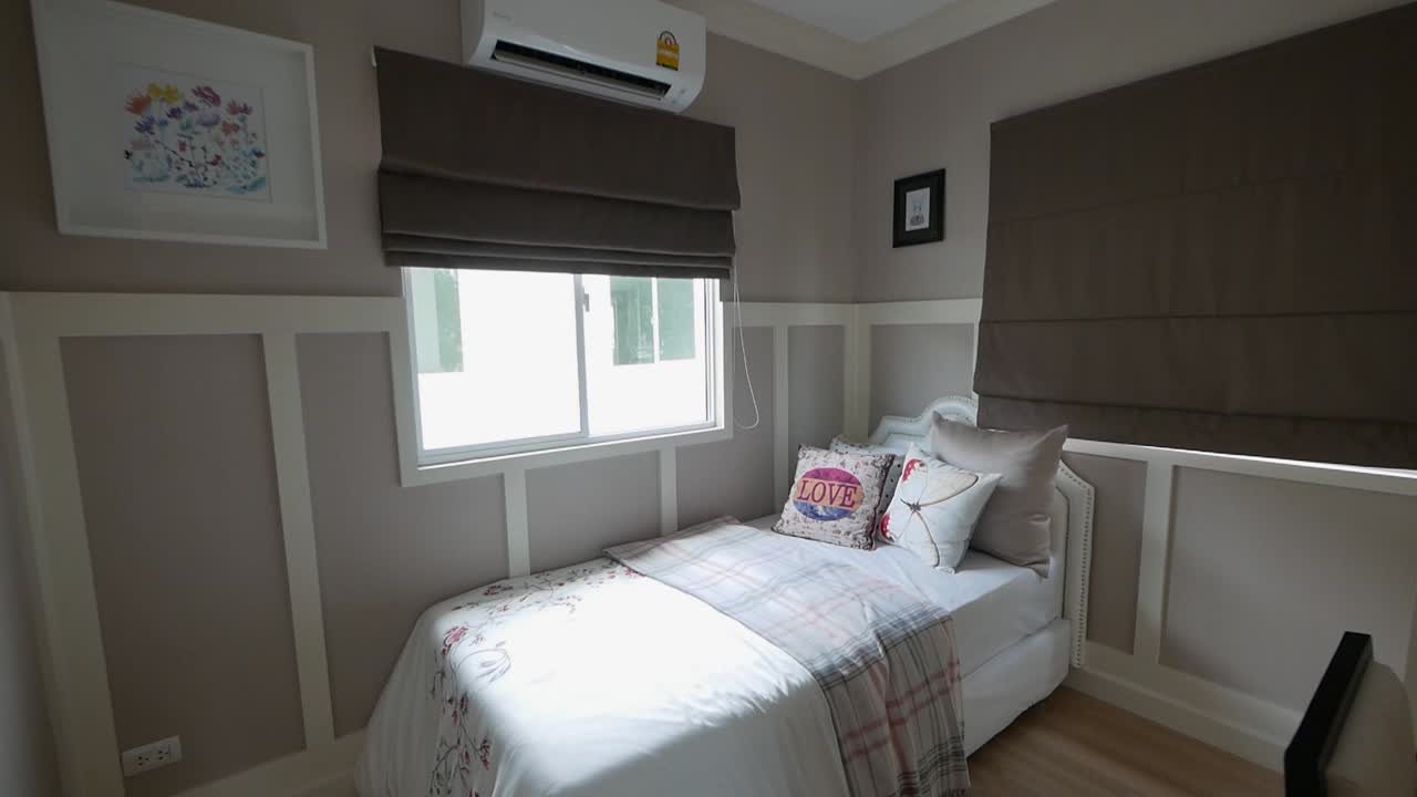 세련된 가구와 밝고 밝은 색상의 침실 장식