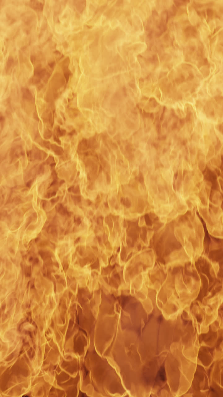 Fuoco intenso e fiamme che si diffondono su sfondo nero