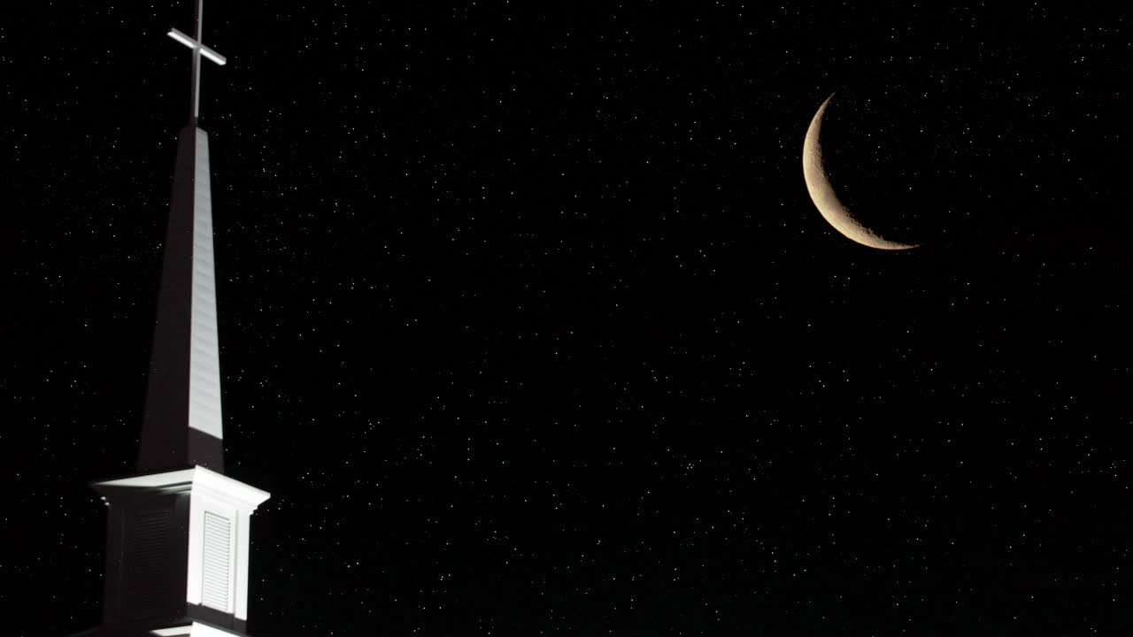 la cruz en la iglesia de noche y la luna creciente al fondo