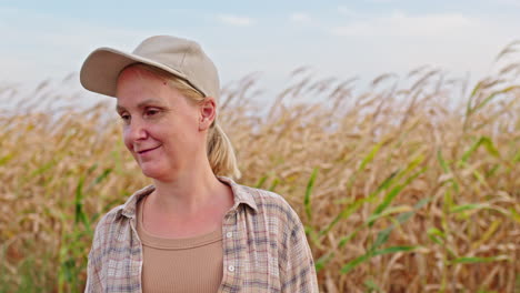 mujer en un campo de maíz