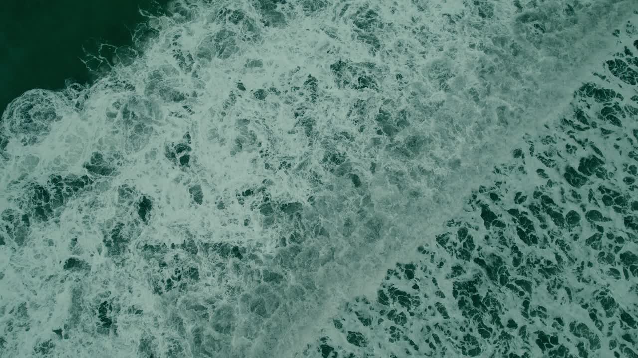 grandes olas rodando y espumando desde arriba