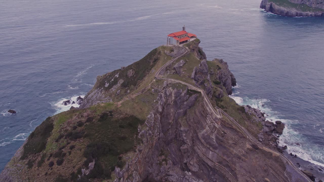 Vista aerea di Gaztelugatxe con isola, chiesa, San Juan, che mostra uno splendido paesaggio costiero in Spagna