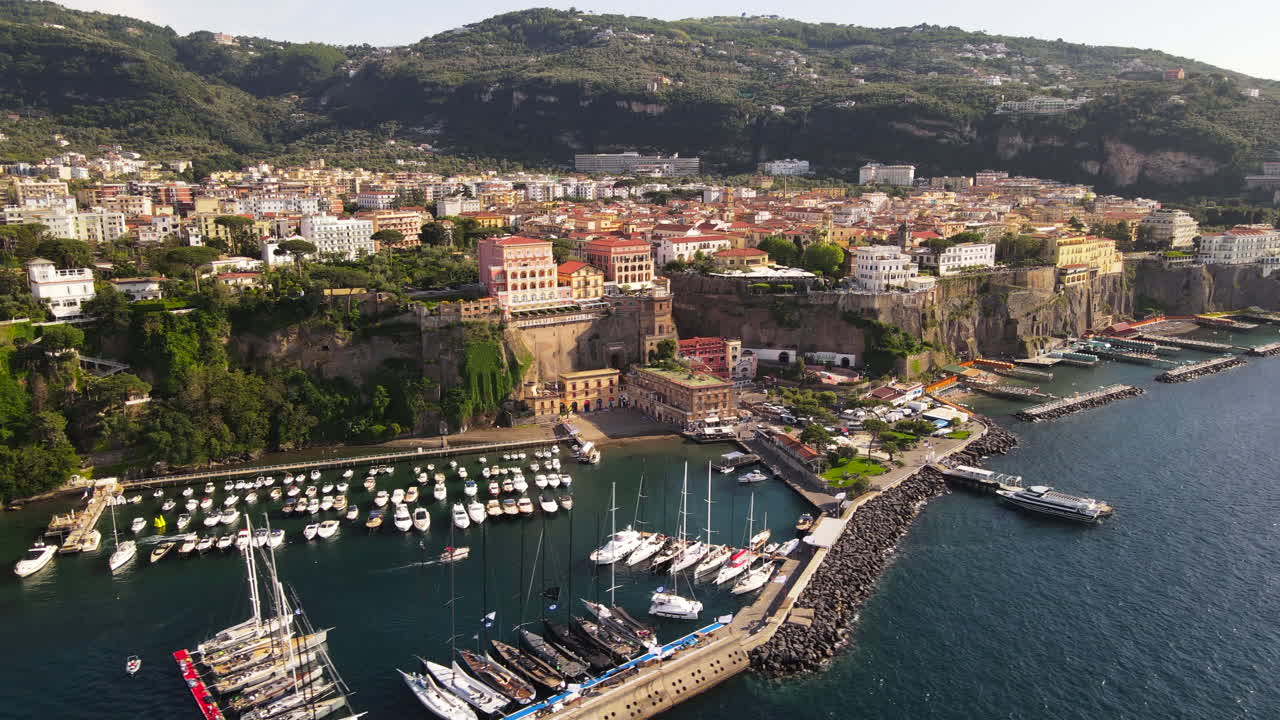Vista aerea delle scogliere di Sorrento, Italia, sulla costa del Mar Mediterraneo
