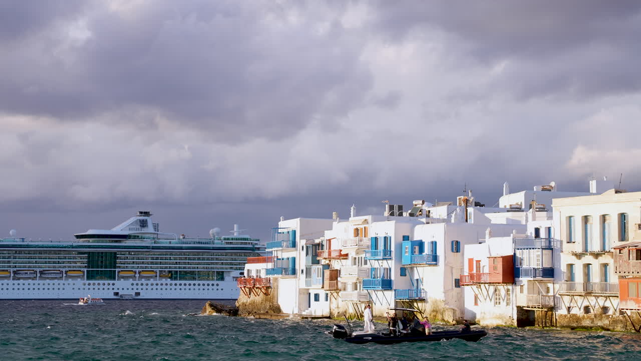 그리스 미코노스 의 멋진  건물 뒤 에 크루즈 선박 이 나타납니다.