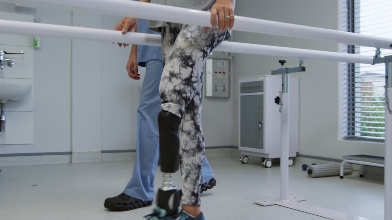 mujer con pierna protésica en el hospital