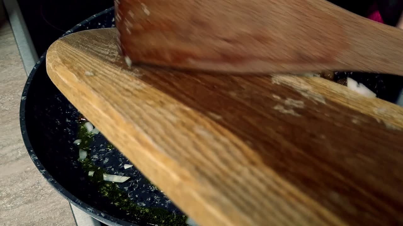 팬에 튀긴 중국 치킨에 봄 양파 추가, 근접 촬영