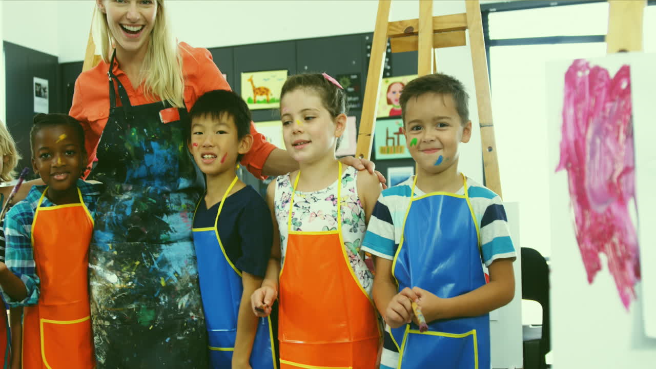 animación de suministros escolares que caen sobre diversos escolares en la clase en la escuela
