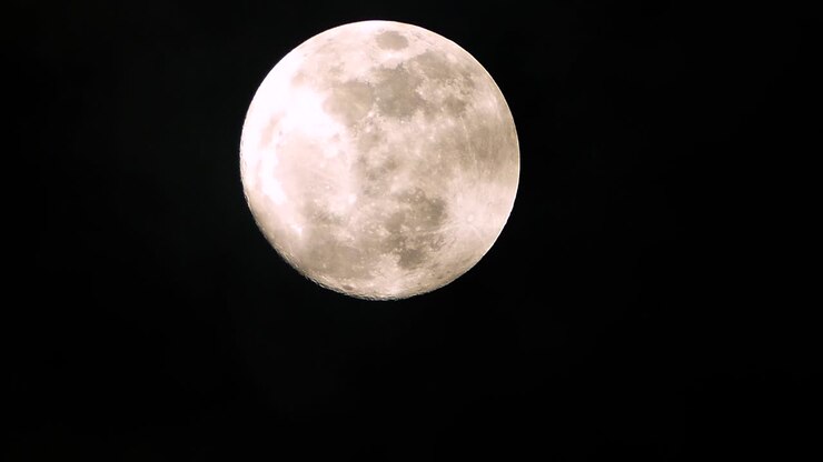Super Lua Cheia com nuvem