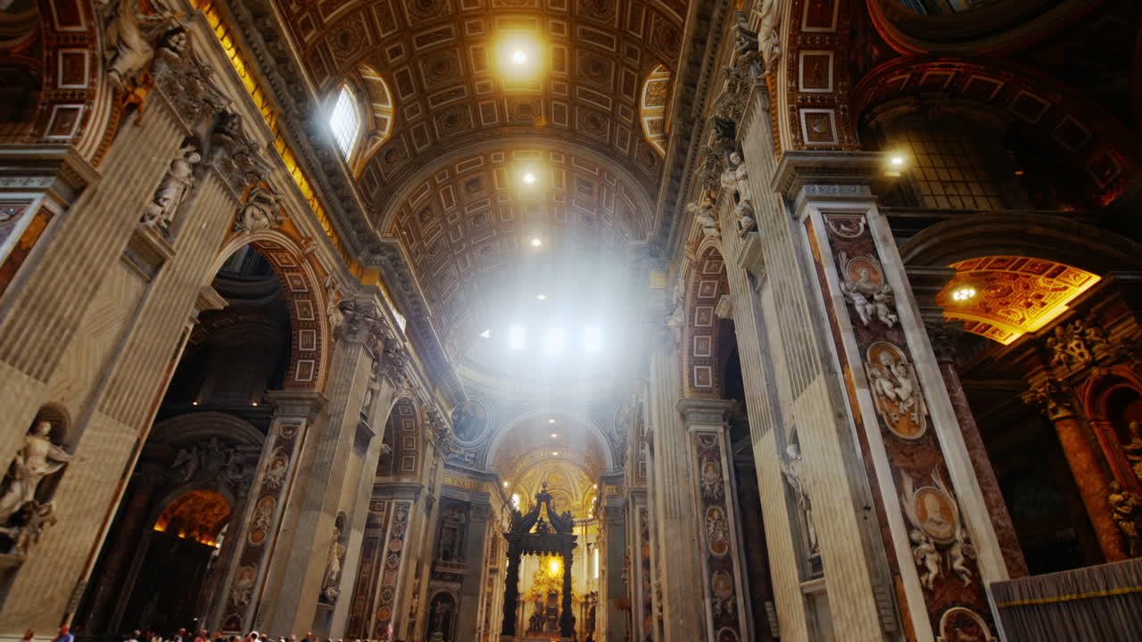 햇빛이 로마의 성 베드로 대성당에 들어갑니다.