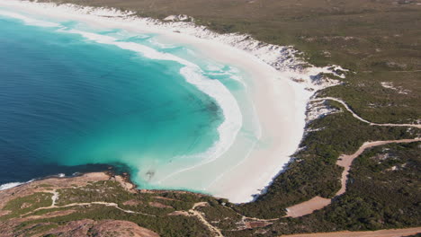 Olas-Del-Mar-Turquesa-Rodando-Hacia-Una-Playa-Blanca-Y-Vacía