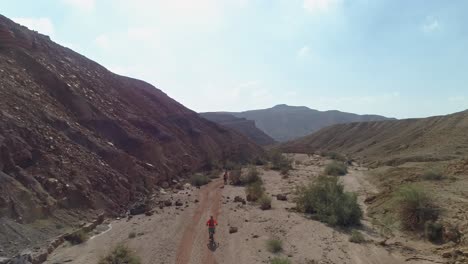 Imágenes-Aéreas-De-Un-Grupo-De-Ciclistas-Que-Recorren-Senderos-Para-Bicicletas-En-El-Desierto