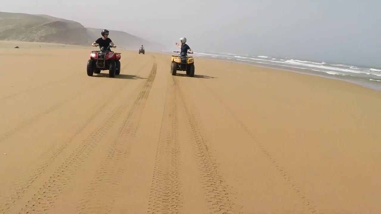 Scatto Uno. Ripresa in movimento di Quad su una spiaggia deserta in Marocco.