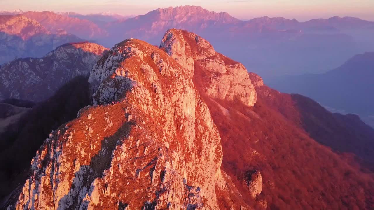 imágenes de excursionistas en la cima de una alta montaña en el norte de italia, corni di canzo