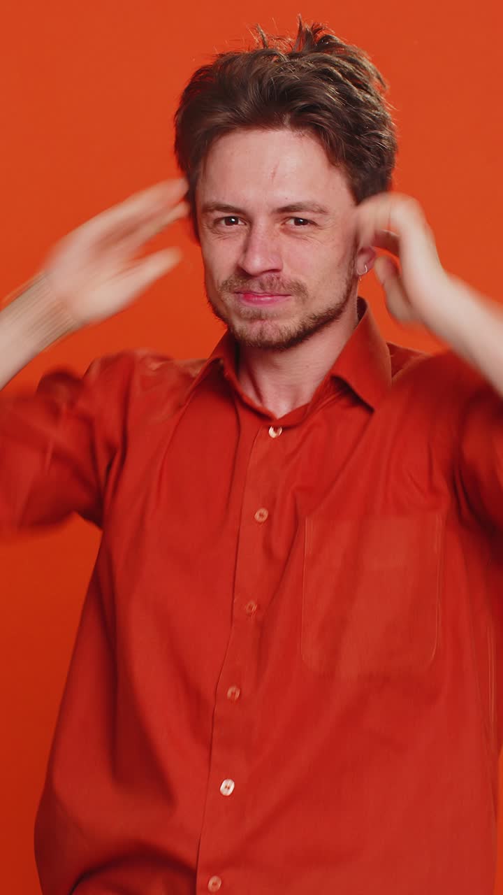 irritado molesto frustrado molesto hombre caucásico peleando preguntando la razón del problema de conflicto