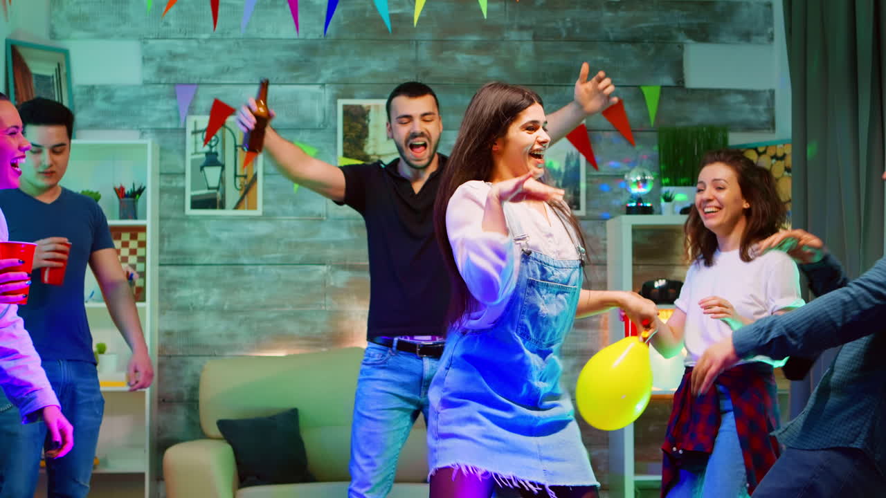 joven alegre en una fiesta haciendo movimientos de baile de robot