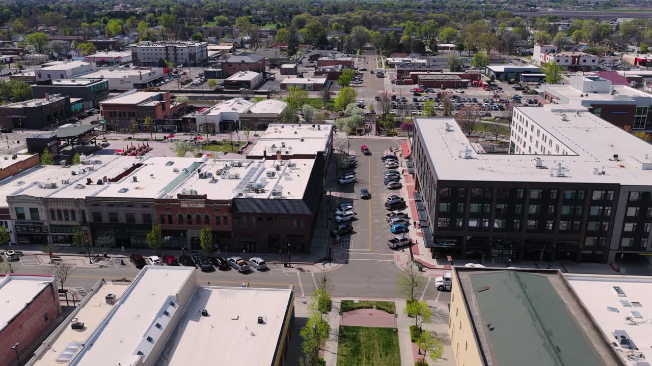 Ripresa drone del centro di Caldwell verso Indian Creek Plaza