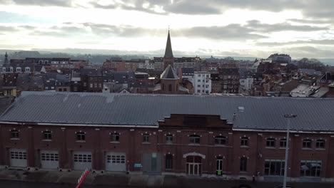 disparo de drone moviéndose hacia atrás con un paisaje urbano de namur, bélgica