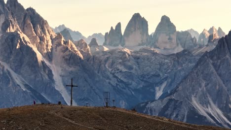 La-Vista-De-Toblacher-Pfannhorn-Presenta-Una-Silueta-Etérea-De-La-Tre-Cime,-Bañada-Por-Los-Suaves-Tonos-Naranja-Y-Púrpura-Del-Sol-Poniente.