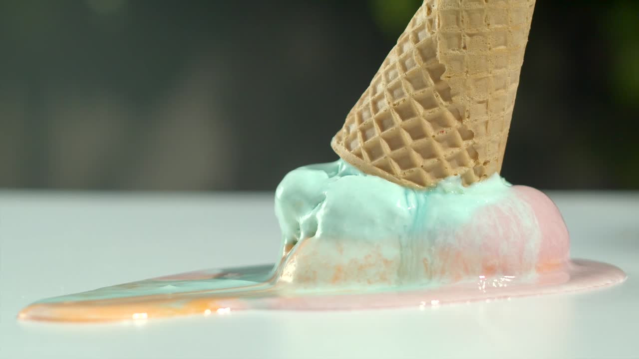 Gelato caduto che si scioglie capovolto.