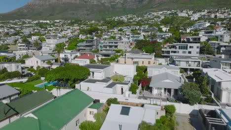 Los-Delanteros-Vuelan-Por-Encima-Del-Desarrollo-Denso-En-El-Distrito-Residencial.-Edificios-Y-Casas-De-Huéspedes-En-Un-Destino-De-Viaje-Tropical-En-Un-Día-Soleado.-Ciudad-Del-Cabo,-Sudáfrica