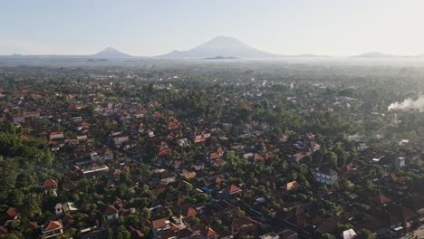 Estableciendo-El-Escenario-Del-Centro-De-Ubud-Temprano-En-La-Mañana-Con-Mucho-Tráfico-E-Incendios-En-Bali,-Indonesia