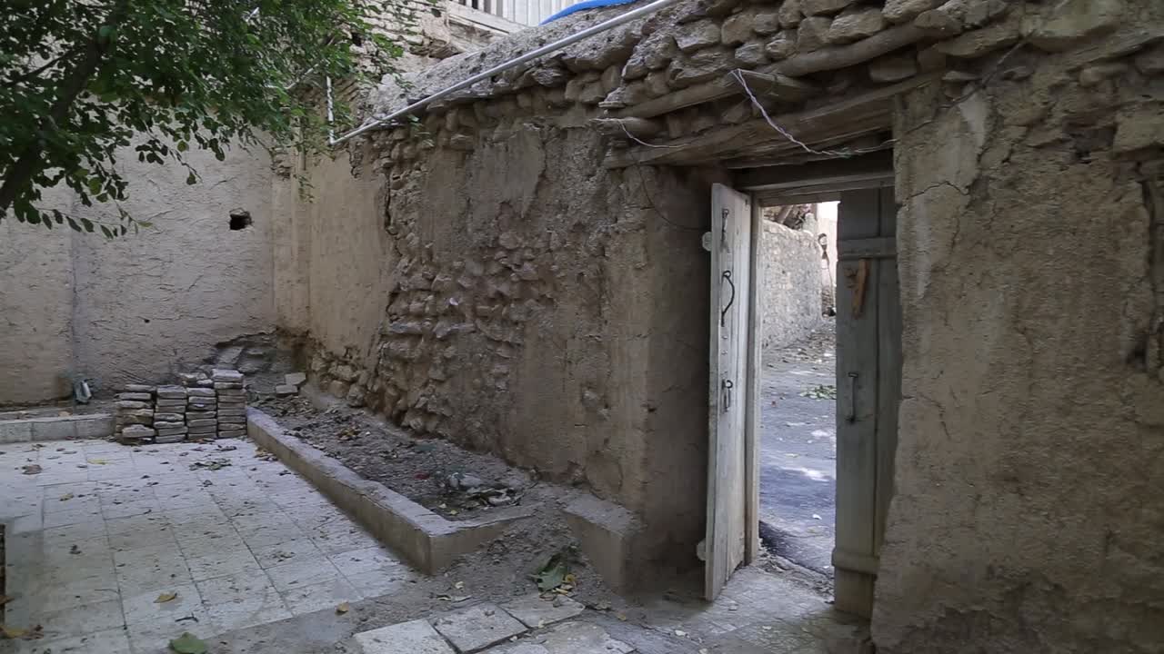 Bellissimo cortile di una vecchia casa.