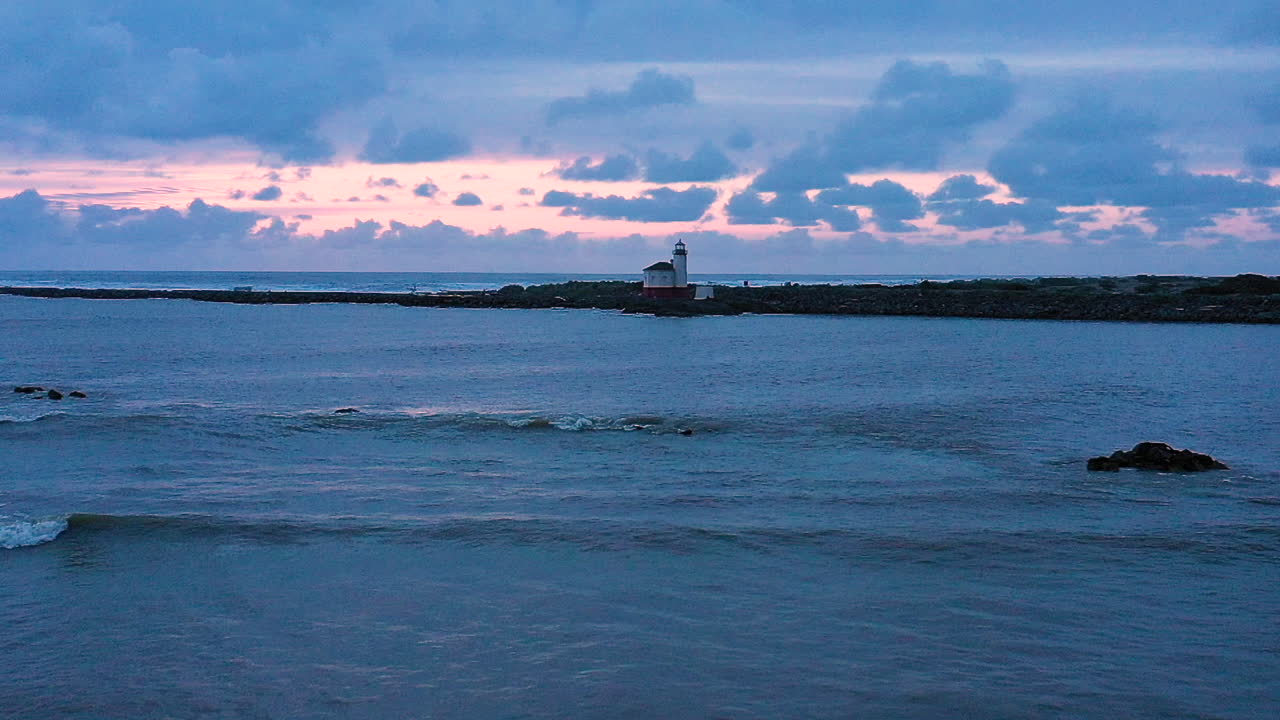 bandon 등대에서 멀리 떨어진 coquille 강을 거꾸로 비행하는 드론의 평화롭고 고요한 아름다운 풍경 영상