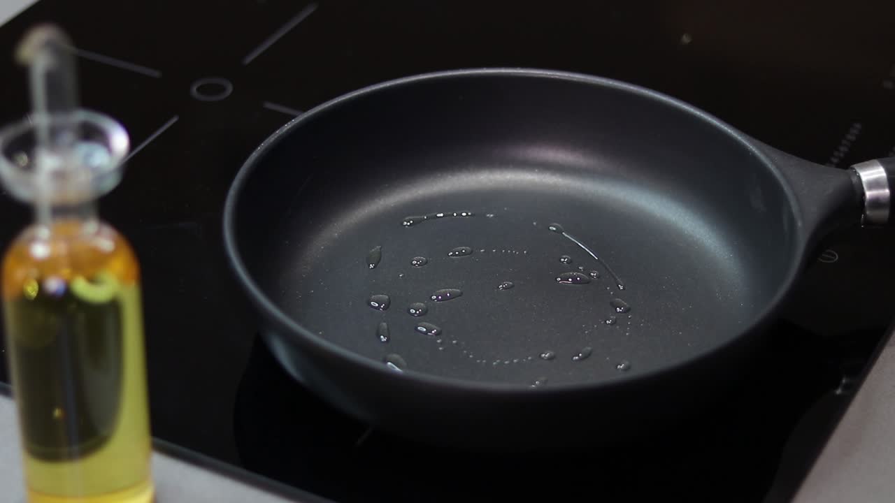 cocinar carne de pavo en una sartén en la cocina