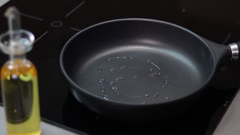 부엌에서 냄비에 칠면조 고기 요리하기