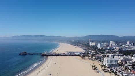 Weitwinkel-Drohnenaufnahme-Am-Strand-Von-Santa-Monica-In-Los-Angeles