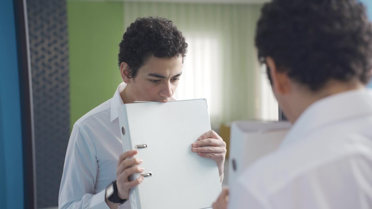 un chico gracioso soñando con la profesión de hombre de negocios.