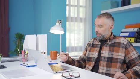 El-Hombre-Deprimido-Del-Estudio-Está-Harto.