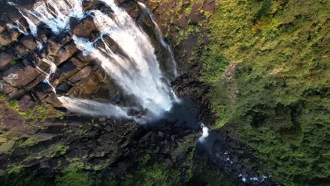 descendiendo por las escarpadas cataratas de wairere en la isla norte de nueva zelanda.