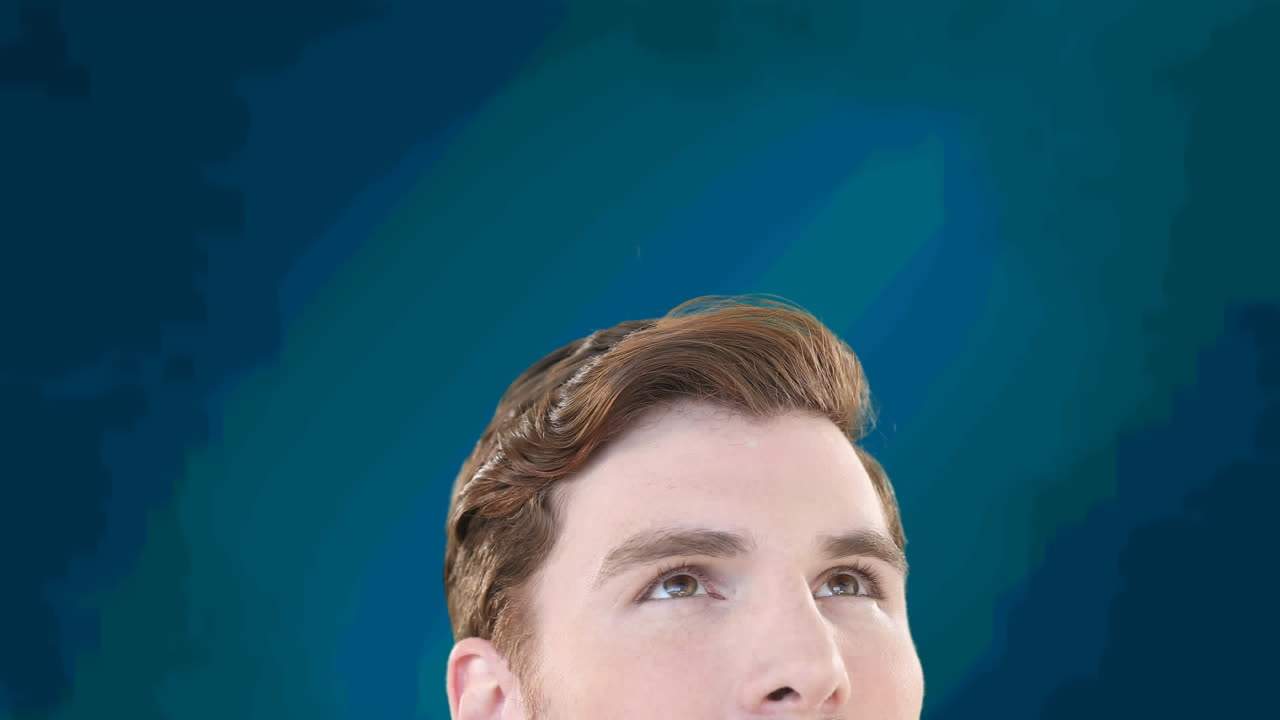 관심 있는 남자 가 파란색 줄무 ⁇  배경 에 서서 둘러보며