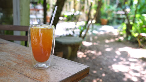 Té-De-Limón-Helado-En-Vaso-Sobre-Mesa-De-Madera