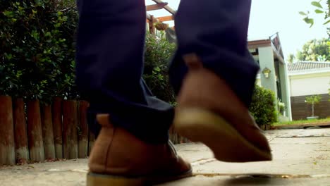 hombre caminando por una acera