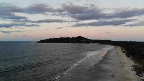 Drohne-Schöner-Sonnenuntergangshimmel-In-Byron-Bay-Nsw-Australien,-Am-Gehörigen-Strand-In-4k