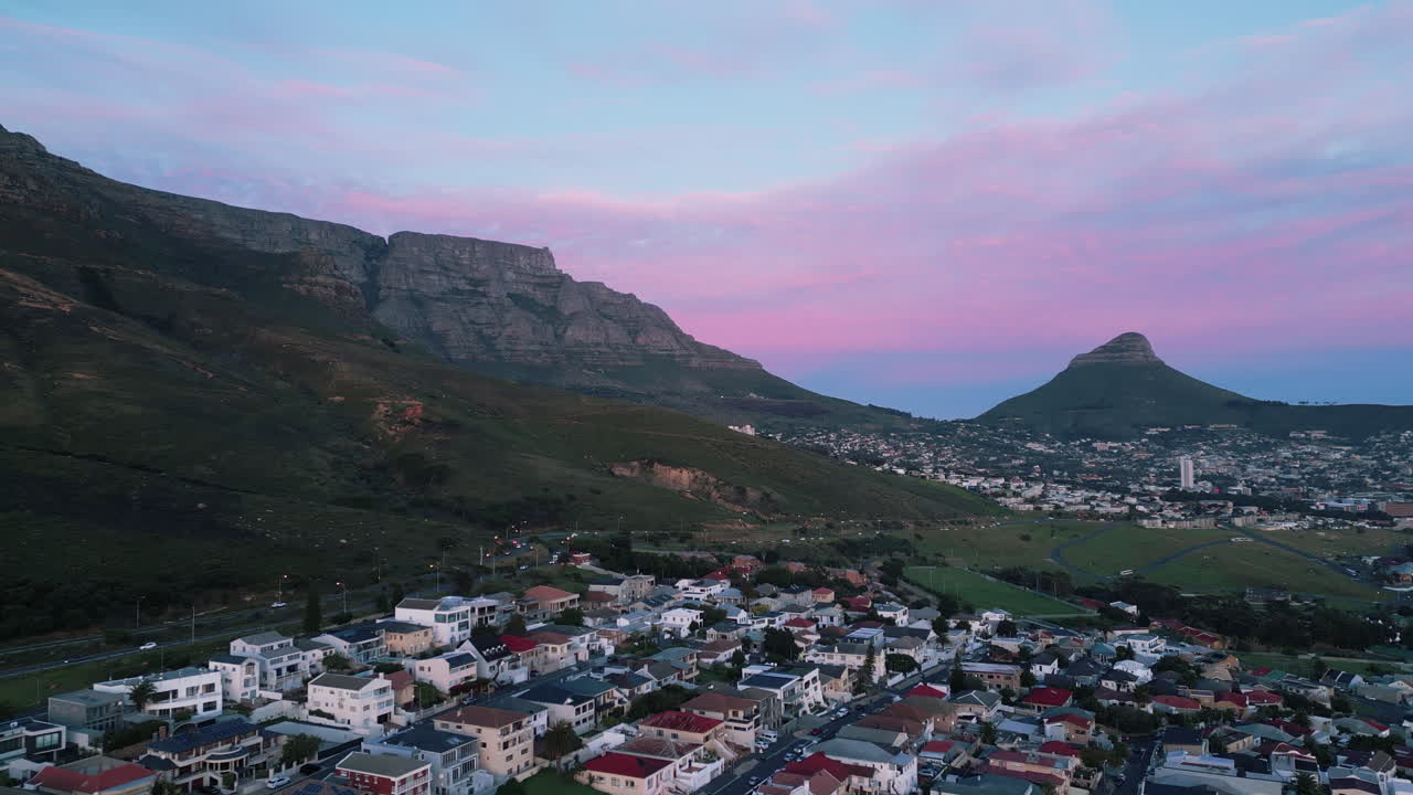 Ripresa con drone all'alba della Table Mountain a Città del Capo, Sudafrica