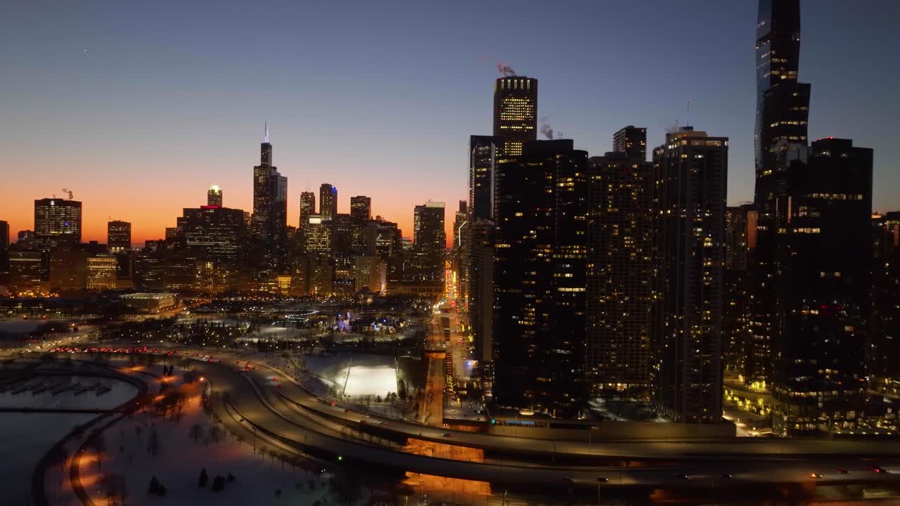 랜돌프 거리의 공중 전망, 미국 시카고의 겨울 황혼 - 역방향, 드론 샷