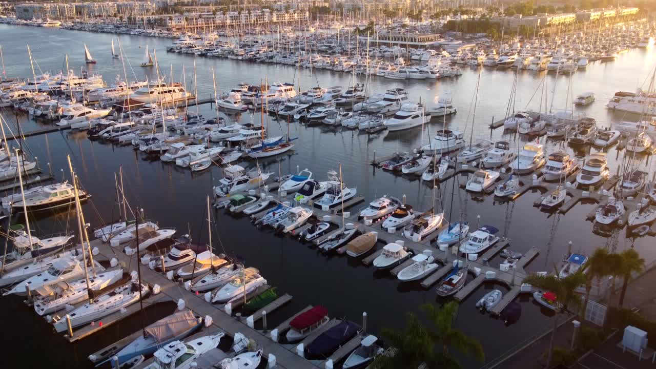 Yachten, die bei Sonnenuntergang in einem Yachthafen an der Küste Kaliforniens, USA, liegen.