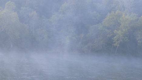 Brumoso-Amanecer-Matutino-En-El-Río-Norfork-Cerca-De-Casa-De-Montaña-Arkansas-Usa-Pájaro-Garza-En-La-Orilla-Del-Río