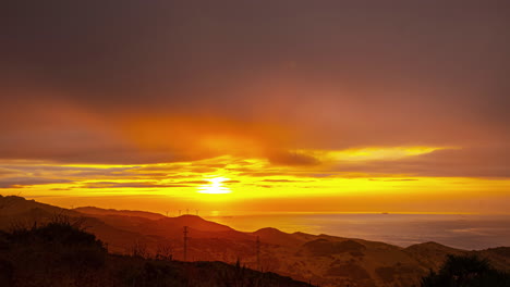 impresionante amanecer mirando desde españa a través del estrecho de gibraltar - el lapso de tiempo del parque eólico