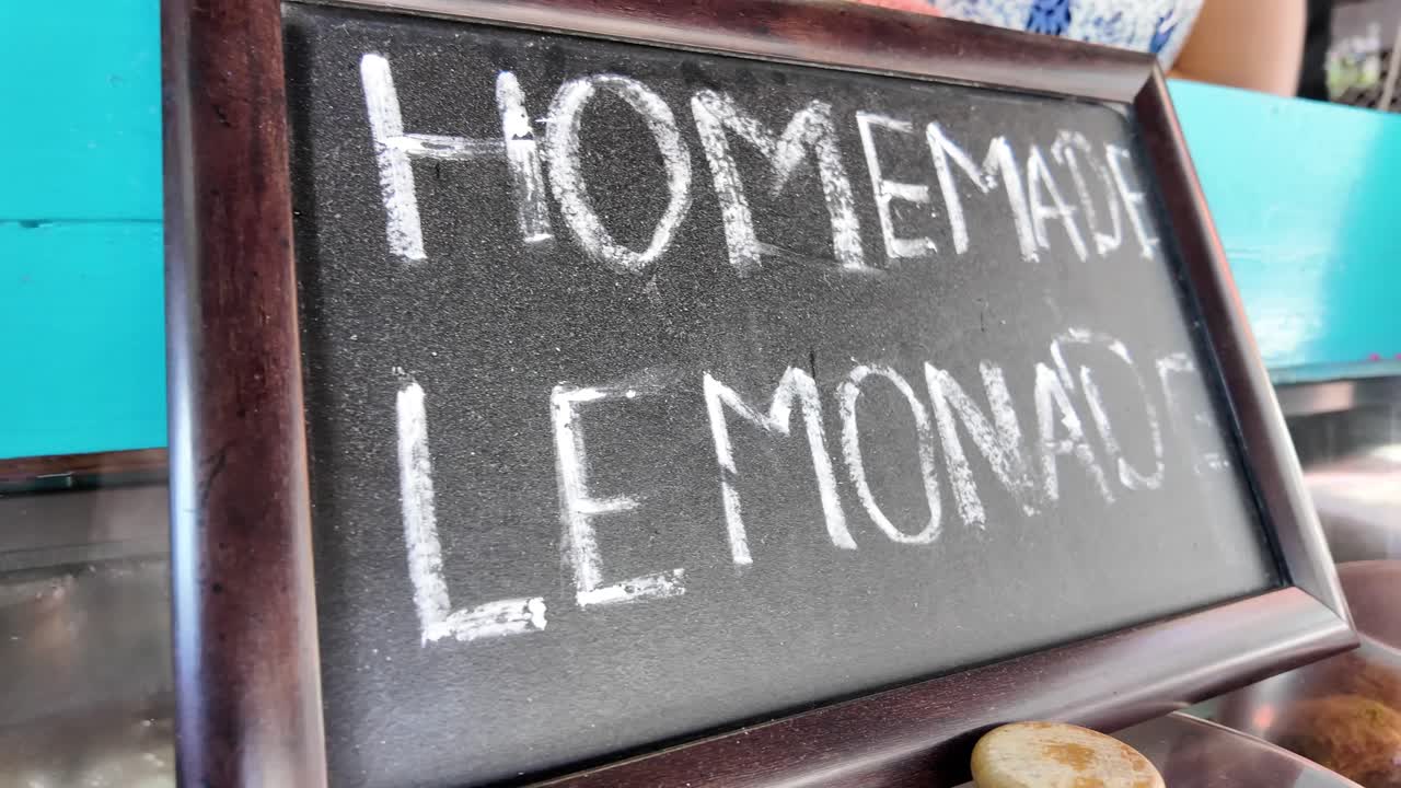 Letreiro de limonada caseira em uma lousa